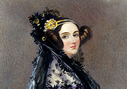 Pintura da Ada Lovelace Adulta, Ela possui cabelos castanhos, pele branca, usa um vestido cinza estampado, com uma flor presa numa tiara em sua cabeça